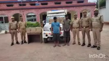 सलेमपुर: मेहरौना चौकी के पास पुलिस ने चेकिंग के दौरान बोलेरो मैक्सी ट्रक से 30 पेटी शराब बरामद की, दो गिरफ्तार