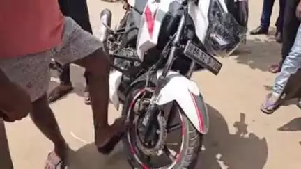बरबीघा: बरबीघा में दो बाइक की टक्कर, युवक बाल-बाल बचा