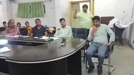 आदित्यपुर गम्हरिया: प्रखंड सभागार में सीओ की अध्यक्षता में मतदान केंद्र के नजरी नक्शा एवं जियो फेंसिंग से संबंधित प्रशिक्षण कार्यक्रम आयोजित