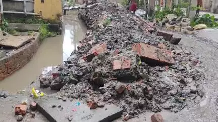 বারাসাত ১: বামনগাছি পূর্বপাড়া এলাকায় শুরু হল নর্দমা মেরামতের কাজ, খুশি এলাকাবাসী #jansamasya