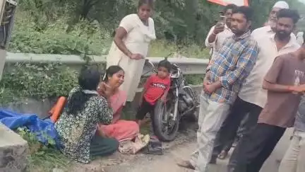 ముధోల్: భైంసా పట్టణంలోని ఆర్టీసీ డిపో సమీపంలో గల సుద్దవాగు వంతెనపై మరో యాక్సిడెంట్.. స్పాట్ లొనే ఒకరి మృతి.