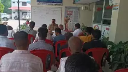नारासन: झबरेड़ा थाना परिसर में आगामी कावड़ यात्रा को लेकर पुलिस ने स्पेशल पुलिस ऑफिसर्स के साथ की बैठक