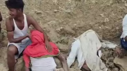 खागा: रायपुर भसरौल में मिट्टी का टीला ढहने से तीन चरवाहों की मौत, तीनों शव को फोर्स ने ग्रामीणों की मदद से निकाला