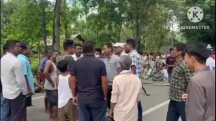ডুমডুমা: পথ দুৰ্ঘটনাক কেন্দ্ৰ কৰি কাকপথাৰ ওপৰ উবনত পথ অৱৰোধ কৰি ৰাইজৰ প্ৰতিবাদ