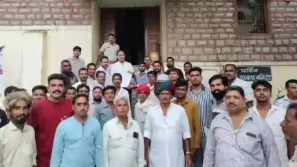 बड़ी सादड़ी: बड़ी सादड़ी में डोडा चूरा नष्ट करने पर मुआवजे की मांग को लेकर प्रदर्शन, एसडीएम को सौंपा ज्ञापन