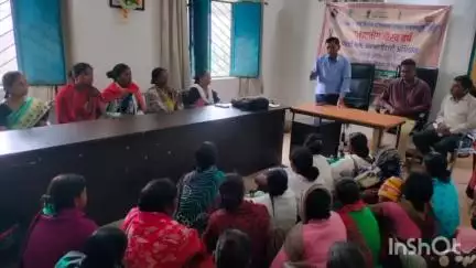 महुआडांड़: धरती आबा जनजातीय ग्राम उत्कर्ष अभियान के तहत नेतरहाट पंचायत भवन में शिविर लगाया गया