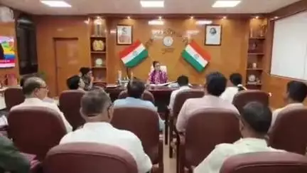 डुमरी: आकाशी प्रखंड डुमरी के विकास कार्यों की डीसी ने की समीक्षा बैठक