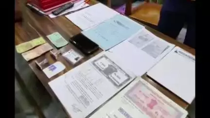 চাপড়া: রাস্তায় পড়ে থাকা দামি ফোন, নগদ অর্থ, জমির দলিল সহ ব্যাগ পেয়ে চাপড়া থানায় জমা দিল টোটো চালক