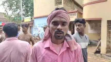 চন্দ্রকোনা ২: চন্দ্রকোনায় গ্রামের রাস্তা বেহাল, চলাচলের অযোগ্য! গ্রাম পঞ্চায়েতে তালা ঝুলিয়ে বিক্ষোভ গ্রামবাসীদের