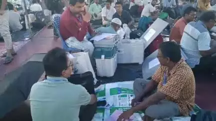 কালীগঞ্জ: কালিগঞ্জ বিধানসভা উপ নির্বাচন; চলছে শেষ মুহূর্তের ভোট কর্মীদের প্রস্তুতি, কড়া নিরাপত্তায় EVM পরীক্ষা