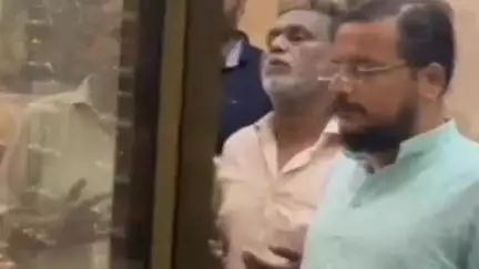 ईरान में फंसे भारतीय तीर्थ यात्रियों की वापसी अटकी, दरियाबाद मोहल्ले में दरगाह पर की जा रही है दुआ