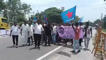 மேட்டூர்: இலவச வீட்டு மனை பட்டா கேட்டு  மேட்டூர் கோட்டாட்சியர் அலுவலகம் முன்பு கவனயீர்ப்பு ஆர்ப்பாட்டம்