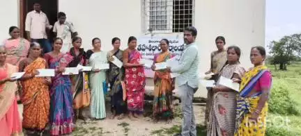 మహదేవ్​పూర్: మంత్రి  ఆదేశాల మేరకు మహాముత్తారం, పలిమెల, మహదేవ్ పూర్ మండలాలకు సంబంధించిన కళ్యాణ లక్ష్మి, CMRF చెక్కుల అందజేత