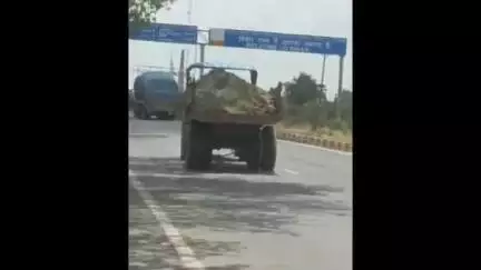 कसिया: यूपी से खनन कर बिहार भेजी जा रही मिट्टी का वीडियो वायरल, बहादुरपुर पुलिस चौकी के आगे से मिट्टी लेकर जा रहे ट्रैक्टर