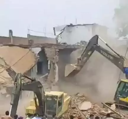 राजातालाब: रोहनिया से मोहनसराय मार्ग पर चला प्रशासन का बुलडोजर, अतिक्रमण को किया गया ध्वस्त