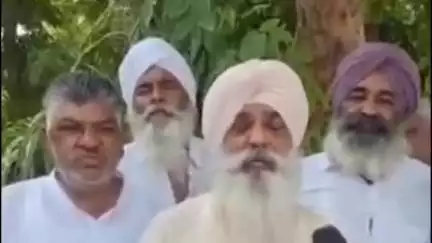 सिरसा: भंभुर माइनर में पानी की कमी से परेशान किसानों ने सिंचाई विभाग कार्यालय पर किया प्रदर्शन