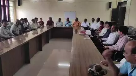 बुरहानपुर नगर: बुरहानपुर: जिला शिक्षा अधिकारी ने अंतर्राष्ट्रीय योग दिवस पर शिक्षकों के साथ बैठक की