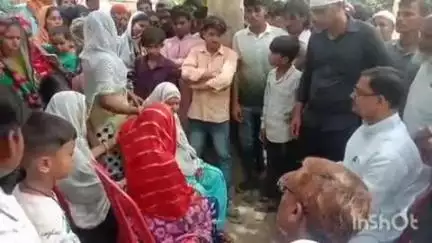 बंजरिया: चैलाहा टाल में विधायक डॉ. शमीम अहमद ने बुधवार को मृतक अब्बास अंसारी के परिजनों से मिलकर सहयोग का भरोसा दिया