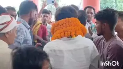 मुंगेर: टीकारामपुर पंचायत: मुखिया पद के लिए दो प्रत्याशियों ने समर्थकों के साथ सदर प्रखंड कार्यालय में किया नामांकन