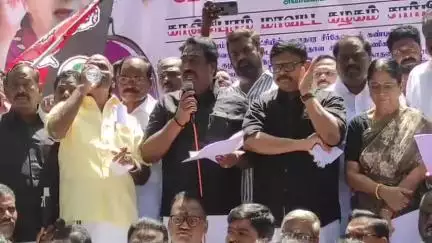 காஞ்சிபுரம்: காவலன் கேட்ட அருகே காஞ்சிபுரம் மாநகராட்சி நிர்வாகத்தை கண்டித்து அதிமுக சார்பில் கண்டன ஆர்ப்பாட்டம் நடைபெற்றது