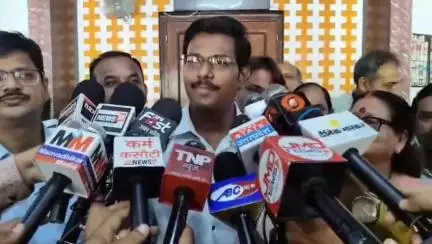 कानपुर: नगर निगम मंडल आयुक्त, महापौर और जेसीपी ने ई-रिक्शा चालकों के लिए क्यूआर कोड का वितरण किया