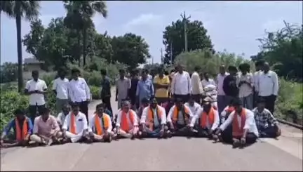 గంగాధర: లక్షిందేవి పల్లి గ్రామంలో బ్రిడ్జి నిర్మాణం చేపట్టాలని BJP నాయకులతో కలిసి ధర్నా చేపట్టిన గ్రామస్తులు #localissue