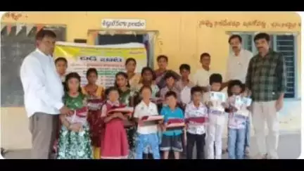 మంథని: ఓడేడు ప్రభుత్వ పాఠశాలలో చిన్నారులకు అక్షరాభ్యాసం చేయించిన మండల విద్యాధికారి హరిప్రసాద్