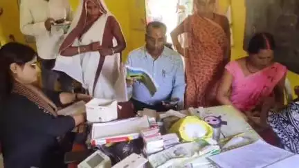 महाराजगंज: चेहरी खास में टीकाकरण सत्र का निरीक्षण डिप्टी सीएमओ डॉ. के.पी. सिंह ने किया