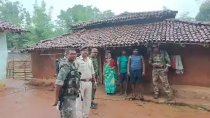तोरपा: तोरपा पुलिस ने जमाकेल गांव पहुंचकर पीएलएफआई उग्रवादी सदस्य अमृत के घर पर इश्तेहार चिपकाया