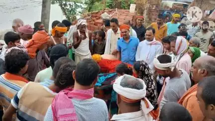 चेनारी: तेलरी बाजार में मकान का छज्जा गिरने से एक व्यक्ति की मौत, दो घायल