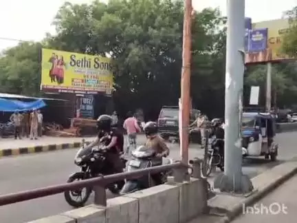 बरेली: बारादरी थाना क्षेत्र के ईट पजाए चौराहे के पास दो युवकों ने बीच सड़क पर फैलाई अराजकता, की कार पर पत्थरबाजी