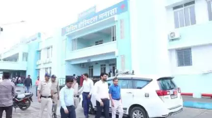 मनासा: जिला कलेक्टर ने मनासा सहित ग्रामीण क्षेत्रों का दौरा किया, शासकीय अस्पताल में उपचार सुविधाओं का जायजा लिया