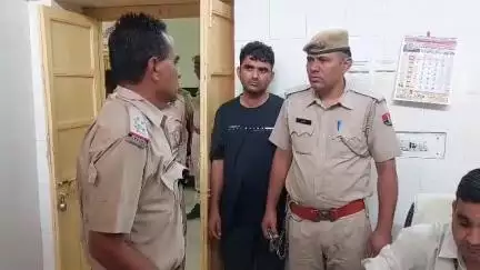 पाली: सदर थाना पुलिस ने एक लाख के इनामी आरोपी को प्रोडक्शन वारंट पर बालोतरा से किया गिरफ्तार, जिसने पुलिस जीप पर किया था हमला
