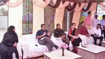 बुलंदशहर: आयुक्त मेरठ मण्डल, मेरठ द्वारा ग्राम काजमपुर देवली में विद्यालय परिसर में ग्राम सभा की खुली बैठक का आयोजन हुआ