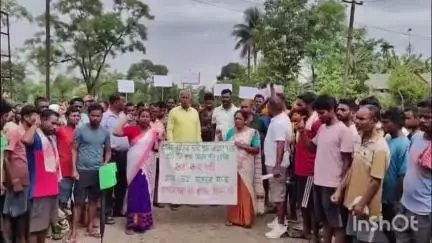 নাহৰকটীয়া: চাহ শ্ৰমিকৰ সমস্যা সমাধানৰ দাবীত নামৰূপৰ হাপজান পৰ্বত চাহ বাগিচাত অসম চাহ মজদুৰ সংঘৰ উদ্যোগত শ্ৰমিকৰ তীব্ৰ প্ৰতিবাদ