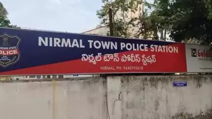 నిర్మల్: నిర్మల్ పట్టణంలోని ప్రయాణ ప్రాంగణం వద్ద గొలుసు దొంగతనం ప్రయత్నం విఫలం: నిందితురాలిని పోలీసులకు అప్పగించిన స్థానికులు