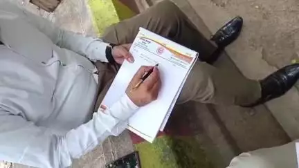 महोबा: देवगनपुरा में ग्राम प्रधान ने पंचायत सचिव पर भ्रष्टाचार और धमकी के गंभीर आरोप लगाए, डीएम से की शिकायत