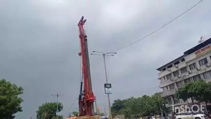 नाशिक: नाशिक शहरातील नांदूरनाका येथील उड्डाणपुलाचे काम युद्ध पातळीवर सुरू