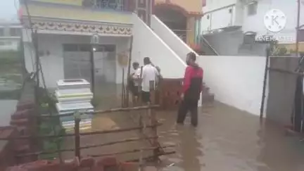 রঘুনাথপুর ১: রঘুনাথপুর শহর লাগোয়া বারিকবাঁধ এলাকায় জলমগ্ন একাধিক পরিবার, তৃণমূল নেতার  হস্তক্ষেপে জলমুক্ত করা হল এলাকা