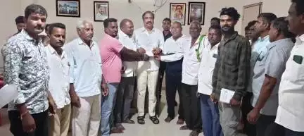 జగిత్యాల: శ్రీ పెద్దమ్మ తల్లి బోనాల జాతర పండుగ కు హాజరుకావాలని ఎమ్మెల్యే  కు ఆహ్వాన పత్రికను అందజేసిన ముదిరాజ్ కుల సభ్యులు