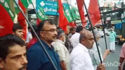 മീനച്ചിൽ: ഇസ്രായേലിന്റെ യുദ്ധവെറിക്കെതിരെ എസ്ഡിപിഐ ഈരാറ്റുപേട്ട ടൗണിൽ പ്രകടനം നടത്തി