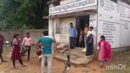 बैकुंठपुर: बैकुंठपुर विधायक प्रतिनिधि ने शासकीय उचित मूल्य दुकान कदमनारा का किया औचक निरीक्षण, मिल रही वस्तुओं का लिया जायजा