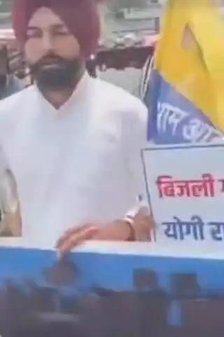 नवाबगंज: पटेल चौराहे पर बिजली कटौती के खिलाफ आम आदमी पार्टी ने किया प्रदर्शन, निजी कंपनियों और सरकार पर लगाए गंभीर आरोप