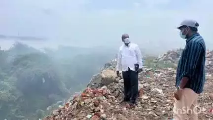 భద్రాచలం: భద్రాచలం పట్టణంలోని కరకట్ట ప్రాంతాన్ని గ్రామపంచాయతీ సిబ్బందితో కలిసి పరిశీలించిన ఐటీడీఏ పీవో రాహుల్
