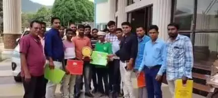 दंतेवाड़ा: किरंदुल एनएमडीसी सिविल डिपार्टमेंट के अधिकारियों और कर्मचारियों को स्मृति चिन्ह व सॉल भेंट कर सम्मानित किया गया