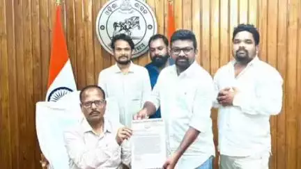 ନୂଆପଡା: ବିଡିଓଙ୍କ ନିଯୁକ୍ତି ନେଇ ନୂଆପଡ଼ା ଠାରେ ଜିଲ୍ଲାପାଳଙ୍କୁ ଦାବିପତ୍ର ପ୍ରଦାନ କଲା କଂଗ୍ରେସ