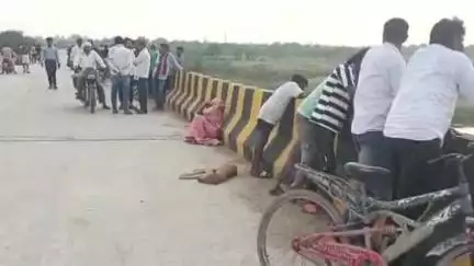 कर्वी: चित्रकूट मऊ जमुना ब्रिज से लड़की ने पानी में लगाई छलांग, पुलिस लड़की को पानी से बरामद करने में जुटी