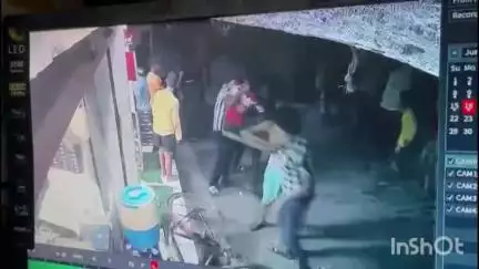 एटा: मोहल्ला सुदर्शन दास में आपसी विवाद के चलते दो पक्षों के बीच हुई जमकर मारपीट, वीडियो आया सामने