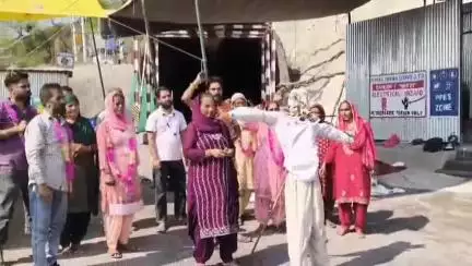 बिलासपुर सदर: टनल प्रभावितों का गुस्सा फूटा, मैक्स इन्फ्रा के जीएम का पुतला किया गया फूंका