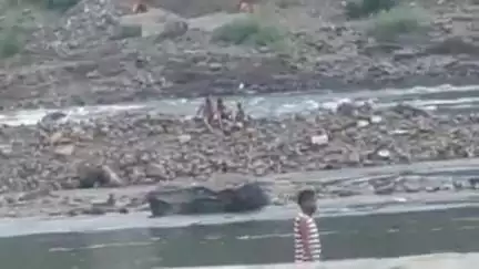 खंडवा: ओंकारेश्वर में डेम से पानी छोड़ने पर नर्मदा में फंसे तीन लोग, बाल-बाल बचा हादसा